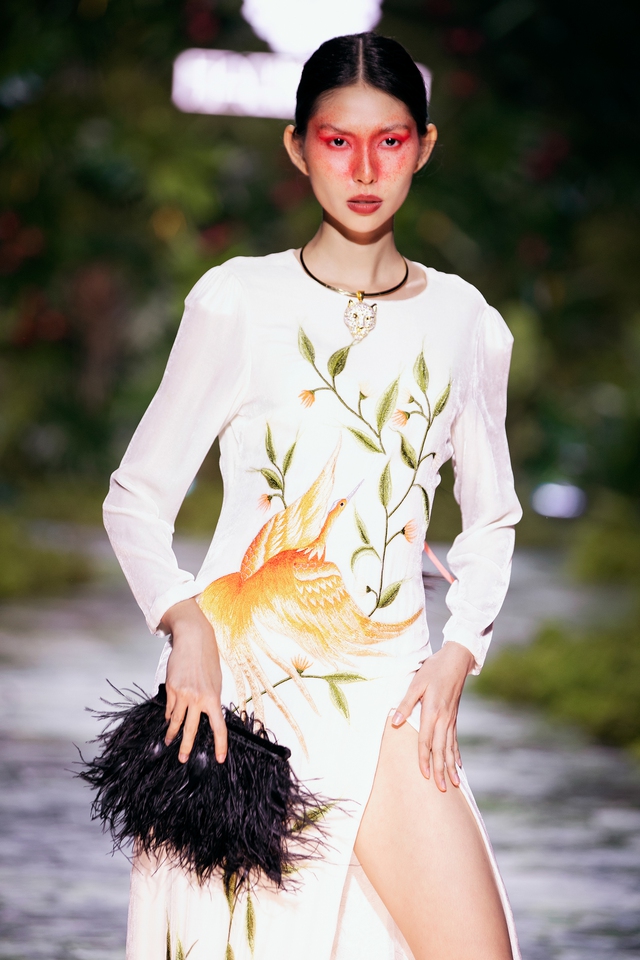 Thanh Hằng, Xuân Lan so trình catwalk trong show của NTK Hà Linh Thư - Ảnh 9. Thanh Hằng, Xuân Lan so trình catwalk trong show của NTK Hà Linh Thư - Ảnh 9.
