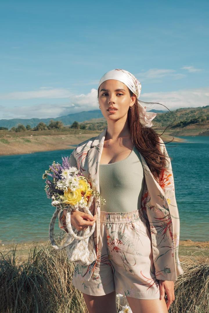Catriona Gray mặc đồ tắm đi dã ngoại vẫn đẹp chuẩn đẳng cấp Vũ Trụ - Ảnh 9. Catriona Gray mặc đồ tắm đi dã ngoại vẫn đẹp chuẩn đẳng cấp Vũ Trụ - Ảnh 9.