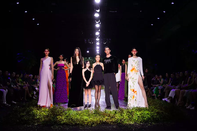 Thanh Hằng, Xuân Lan so trình catwalk trong show của NTK Hà Linh Thư - Ảnh 7. Thanh Hằng, Xuân Lan so trình catwalk trong show của NTK Hà Linh Thư - Ảnh 7.