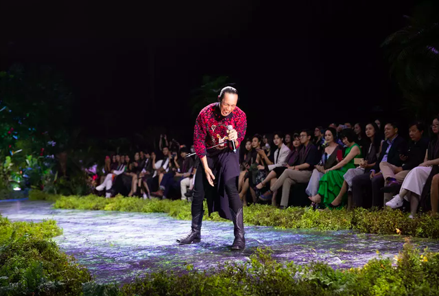 Thanh Hằng, Xuân Lan so trình catwalk trong show của NTK Hà Linh Thư - Ảnh 14. Thanh Hằng, Xuân Lan so trình catwalk trong show của NTK Hà Linh Thư - Ảnh 14.