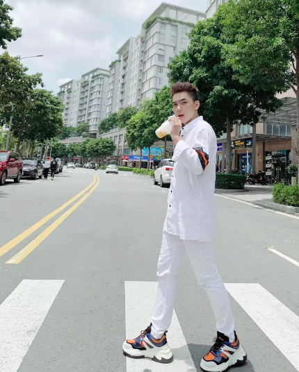 Từng thử sức Kpop, nam chính 'Lối nhỏ vào đời' sở hữu vẻ lãng tử - Ảnh 2. Từng thử sức Kpop, nam chính 'Lối nhỏ vào đời' sở hữu vẻ lãng tử - Ảnh 2.