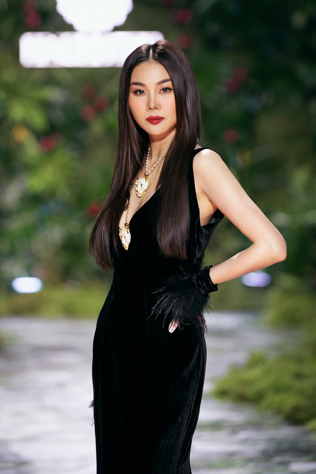 Thanh Hằng, Xuân Lan so trình catwalk trong show của NTK Hà Linh Thư - Ảnh 3. Thanh Hằng, Xuân Lan so trình catwalk trong show của NTK Hà Linh Thư - Ảnh 3.