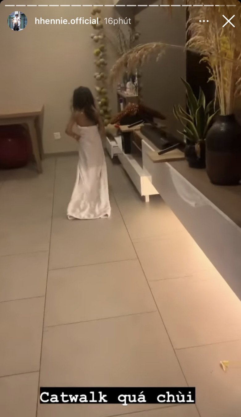 Cháu gái H’Hen Niê mới 5 tuổi đã biết làm điệu, catwalk thần thái không thua nàng hậu - Ảnh 2. Cháu gái H’Hen Niê mới 5 tuổi đã biết làm điệu, catwalk thần thái không thua nàng hậu - Ảnh 2.