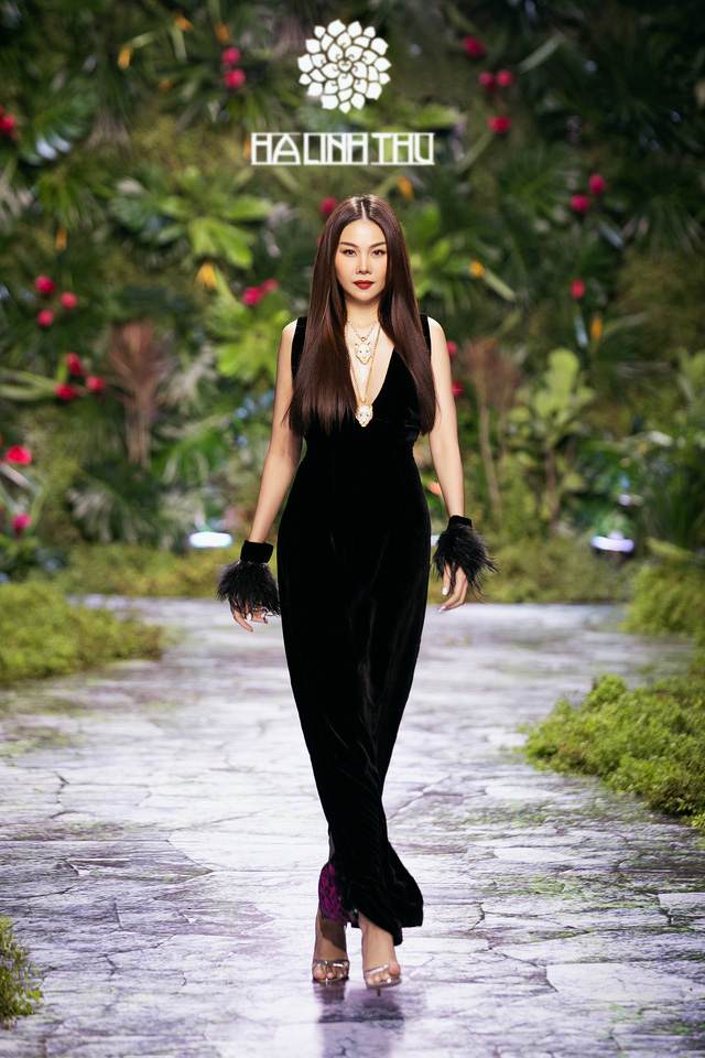 Thanh Hằng, Xuân Lan so trình catwalk trong show của NTK Hà Linh Thư - Ảnh 4. Thanh Hằng, Xuân Lan so trình catwalk trong show của NTK Hà Linh Thư - Ảnh 4.