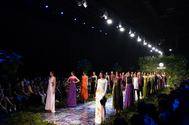 Thanh Hằng, Xuân Lan so trình catwalk trong show của NTK Hà Linh Thư - Ảnh 13. Thanh Hằng, Xuân Lan so trình catwalk trong show của NTK Hà Linh Thư - Ảnh 13.