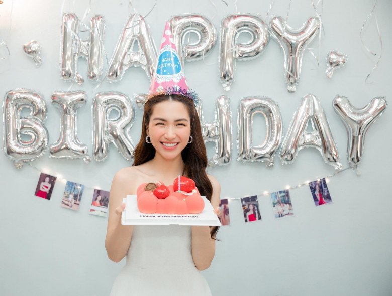 Hòa Minzy vừa qua tuổi mới đã làm nóng mạng xã hội bằng bộ đồ tắm đầy hoa lá - Ảnh 1. Hòa Minzy vừa qua tuổi mới đã làm nóng mạng xã hội bằng bộ đồ tắm đầy hoa lá - Ảnh 1.
