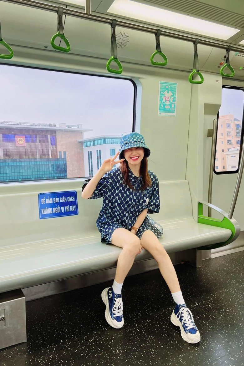 Hòa Minzy vừa qua tuổi mới đã làm nóng mạng xã hội bằng bộ đồ tắm đầy hoa lá - Ảnh 8. Hòa Minzy vừa qua tuổi mới đã làm nóng mạng xã hội bằng bộ đồ tắm đầy hoa lá - Ảnh 8.