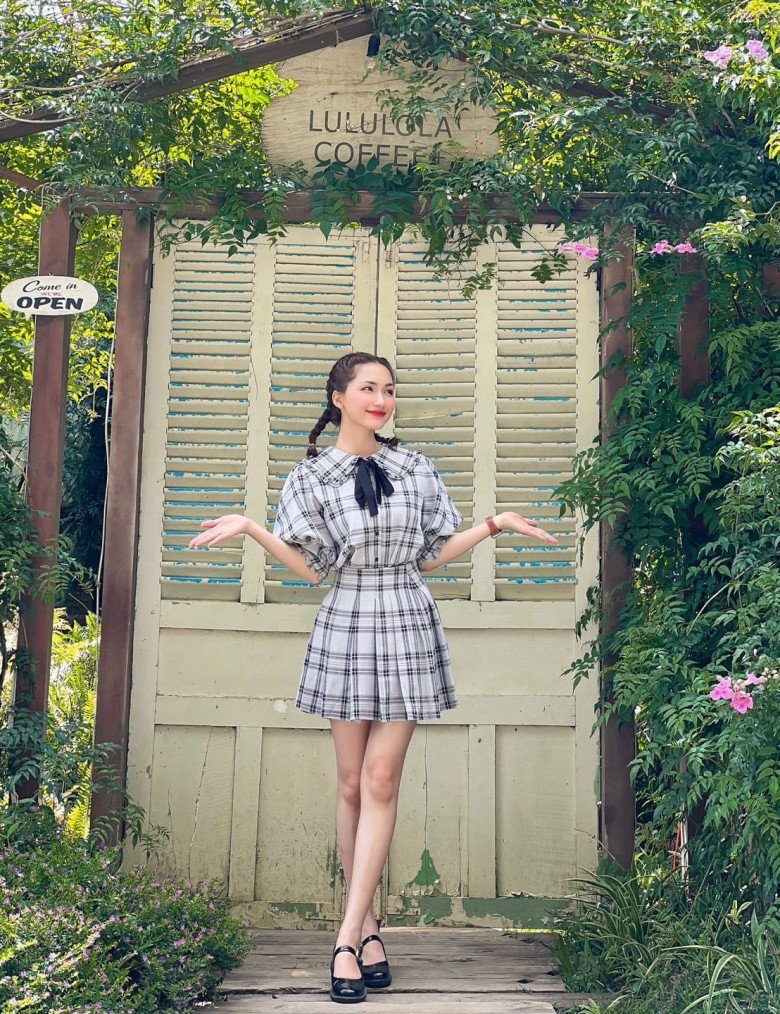 Hòa Minzy vừa qua tuổi mới đã làm nóng mạng xã hội bằng bộ đồ tắm đầy hoa lá - Ảnh 7. Hòa Minzy vừa qua tuổi mới đã làm nóng mạng xã hội bằng bộ đồ tắm đầy hoa lá - Ảnh 7.