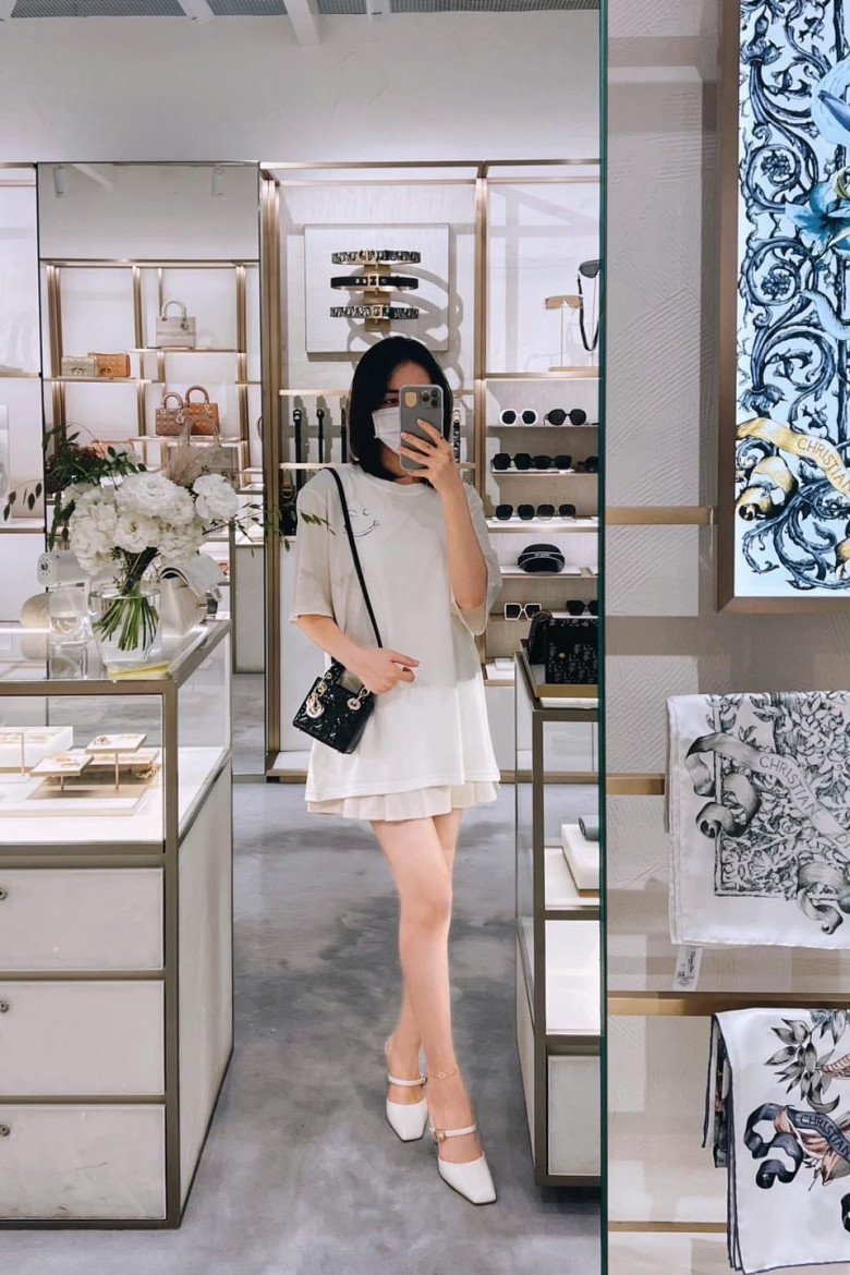 Hòa Minzy vừa qua tuổi mới đã làm nóng mạng xã hội bằng bộ đồ tắm đầy hoa lá - Ảnh 3. Hòa Minzy vừa qua tuổi mới đã làm nóng mạng xã hội bằng bộ đồ tắm đầy hoa lá - Ảnh 3.
