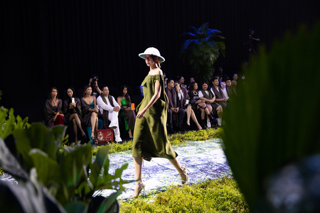 Thanh Hằng, Xuân Lan so trình catwalk trong show của NTK Hà Linh Thư - Ảnh 12. Thanh Hằng, Xuân Lan so trình catwalk trong show của NTK Hà Linh Thư - Ảnh 12.