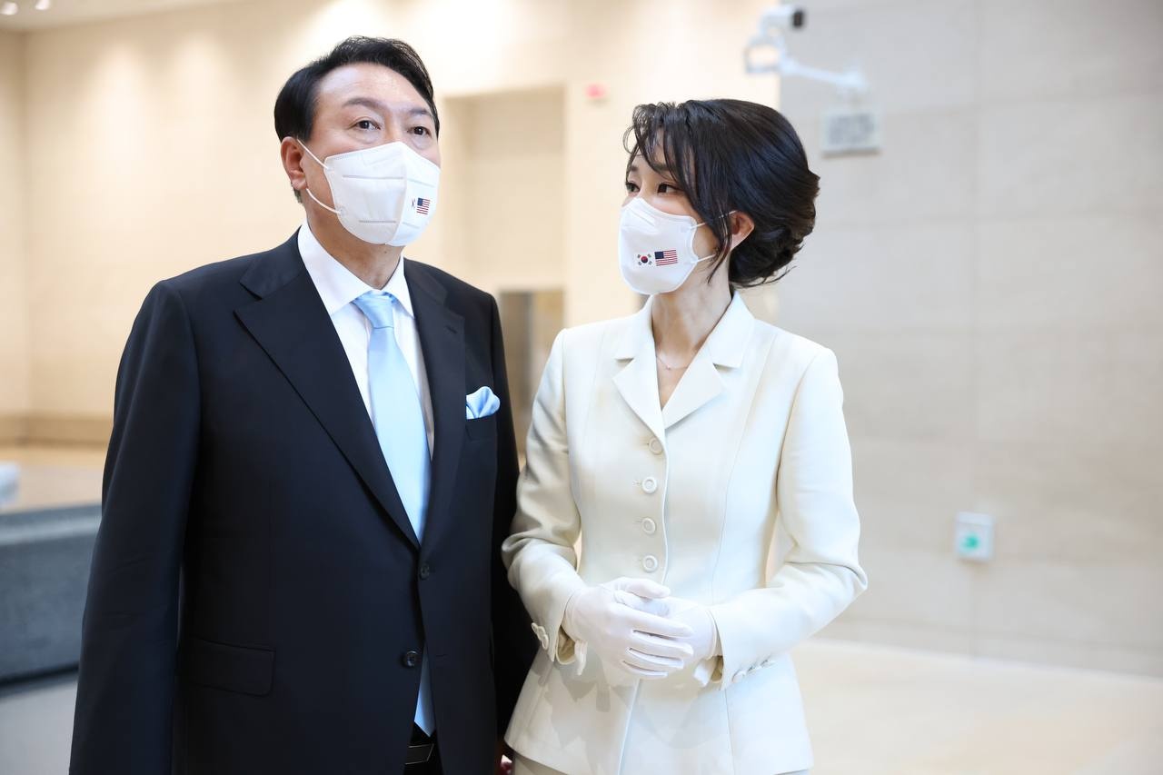 Đệ nhất phu nhân Hàn Quốc khiến mẫu váy cháy hàng - Ảnh 8. Đệ nhất phu nhân Hàn Quốc khiến mẫu váy cháy hàng - Ảnh 8.