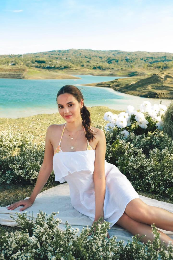 Catriona Gray mặc đồ tắm đi dã ngoại vẫn đẹp chuẩn đẳng cấp Vũ Trụ - Ảnh 4. Catriona Gray mặc đồ tắm đi dã ngoại vẫn đẹp chuẩn đẳng cấp Vũ Trụ - Ảnh 4.
