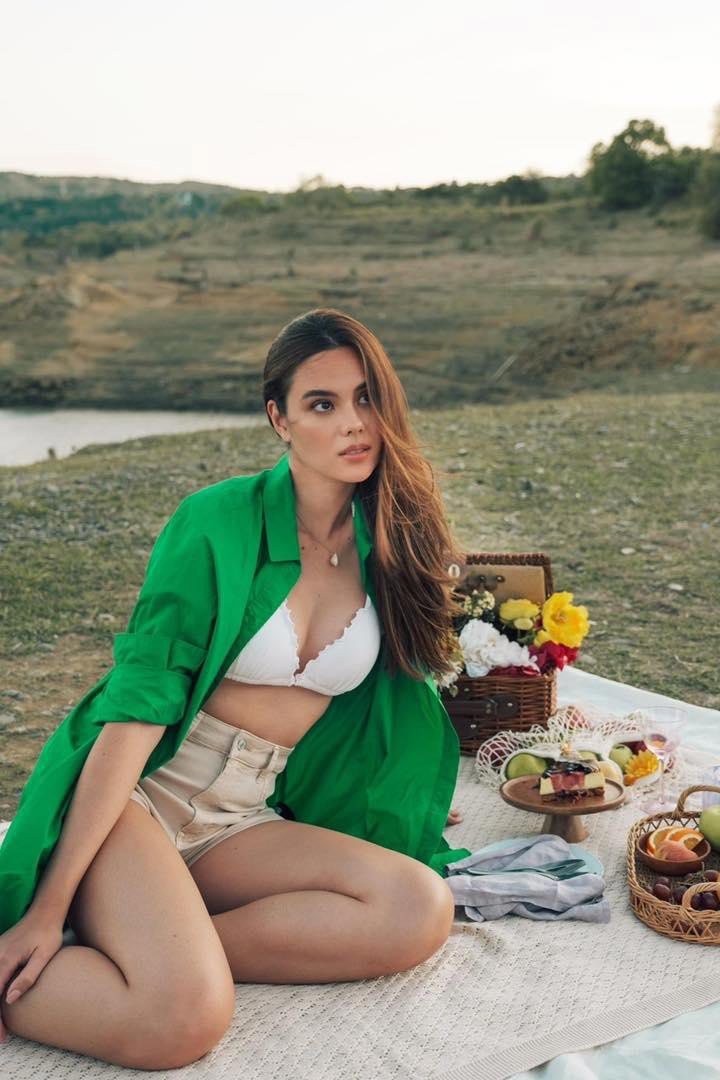 Catriona Gray mặc đồ tắm đi dã ngoại vẫn đẹp chuẩn đẳng cấp Vũ Trụ - Ảnh 3. Catriona Gray mặc đồ tắm đi dã ngoại vẫn đẹp chuẩn đẳng cấp Vũ Trụ - Ảnh 3.