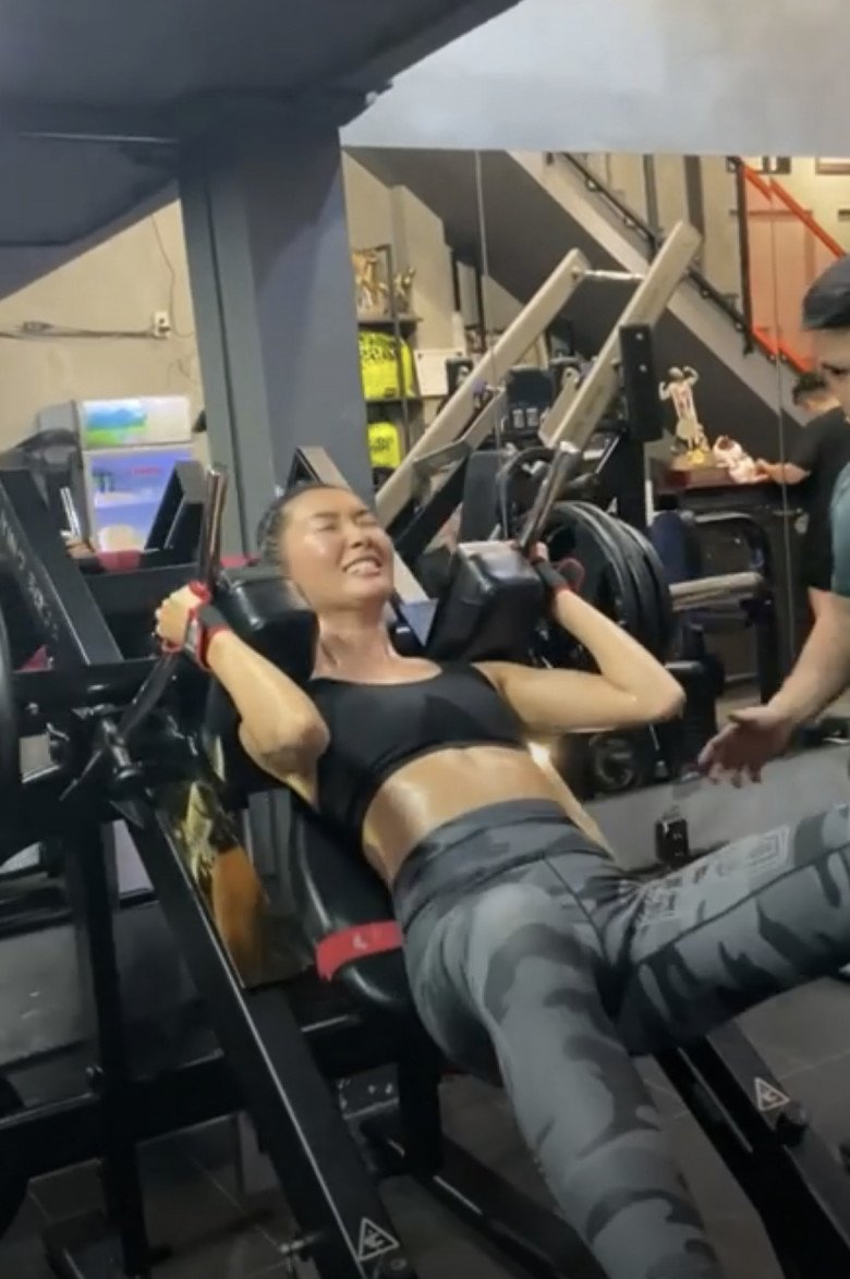 Người đẹp Sài Thành đẩy tạ 100kg quyết tâm giành vương miện Hoa hậu hoàn vũ - Ảnh 2. Người đẹp Sài Thành đẩy tạ 100kg quyết tâm giành vương miện Hoa hậu hoàn vũ - Ảnh 2.
