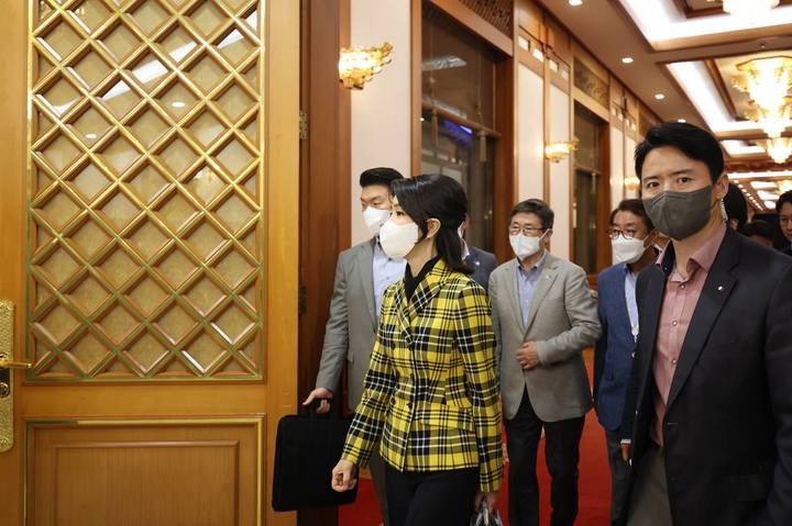 Đệ nhất phu nhân Hàn Quốc khiến mẫu váy cháy hàng - Ảnh 7. Đệ nhất phu nhân Hàn Quốc khiến mẫu váy cháy hàng - Ảnh 7.
