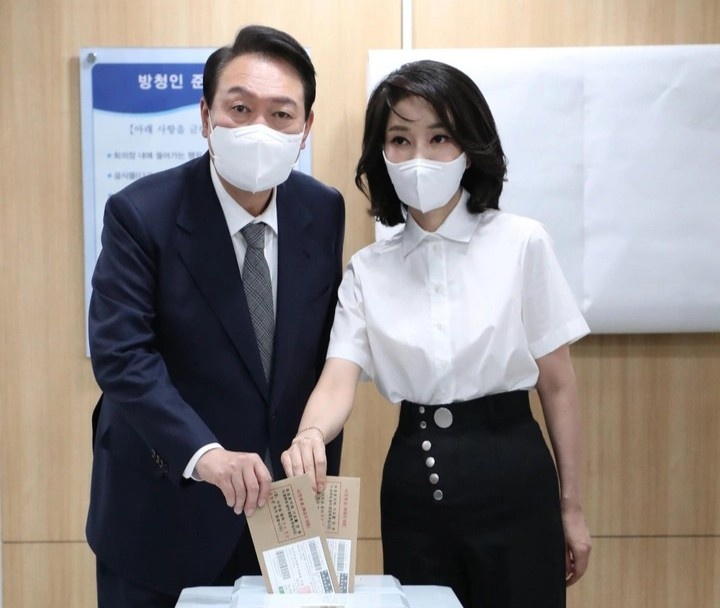 Đệ nhất phu nhân Hàn Quốc khiến mẫu váy cháy hàng - Ảnh 4. Đệ nhất phu nhân Hàn Quốc khiến mẫu váy cháy hàng - Ảnh 4.