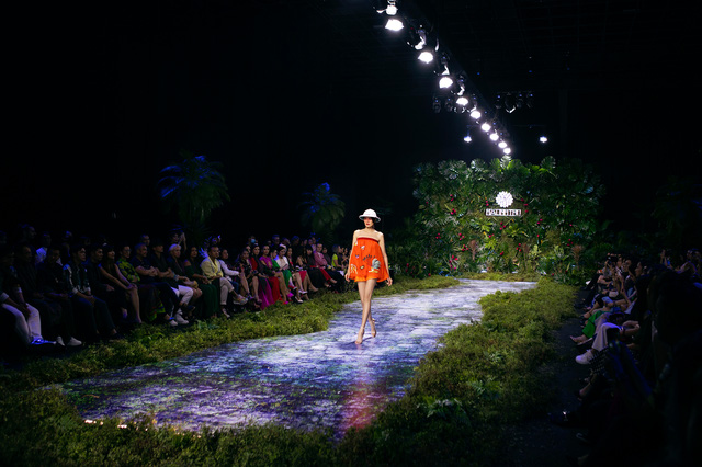 Thanh Hằng, Xuân Lan so trình catwalk trong show của NTK Hà Linh Thư - Ảnh 10. Thanh Hằng, Xuân Lan so trình catwalk trong show của NTK Hà Linh Thư - Ảnh 10.