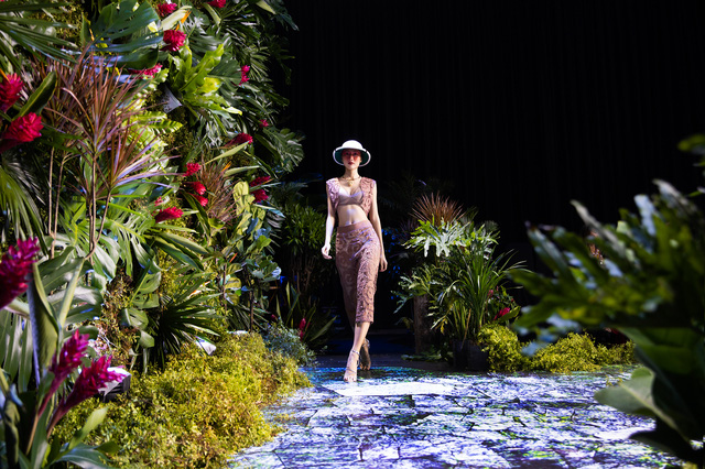 Thanh Hằng, Xuân Lan so trình catwalk trong show của NTK Hà Linh Thư - Ảnh 11. Thanh Hằng, Xuân Lan so trình catwalk trong show của NTK Hà Linh Thư - Ảnh 11.