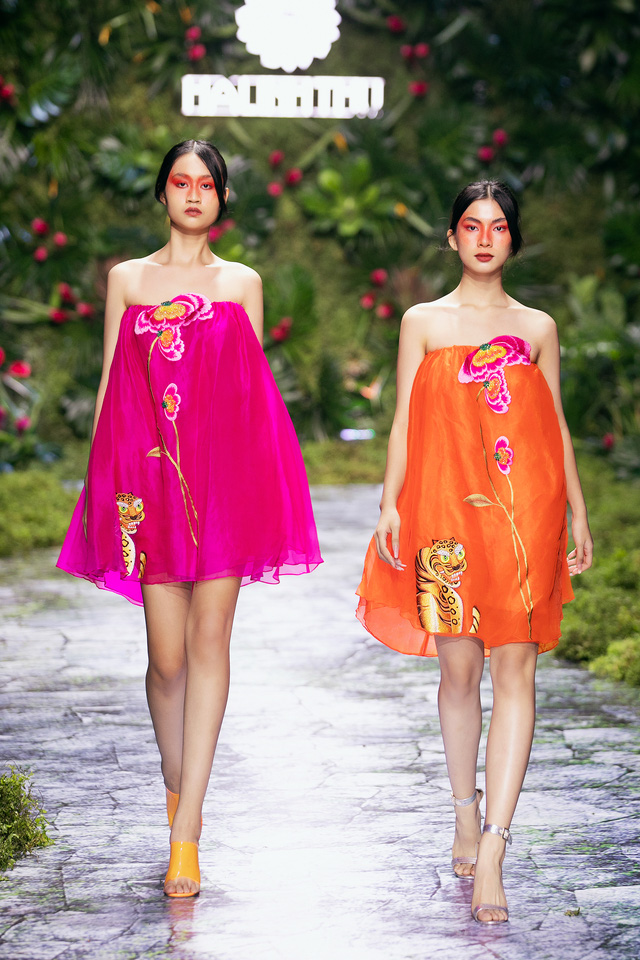 Thanh Hằng, Xuân Lan so trình catwalk trong show của NTK Hà Linh Thư - Ảnh 8. Thanh Hằng, Xuân Lan so trình catwalk trong show của NTK Hà Linh Thư - Ảnh 8.