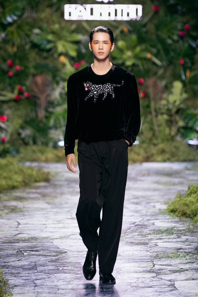 Thanh Hằng, Xuân Lan so trình catwalk trong show của NTK Hà Linh Thư - Ảnh 6. Thanh Hằng, Xuân Lan so trình catwalk trong show của NTK Hà Linh Thư - Ảnh 6.